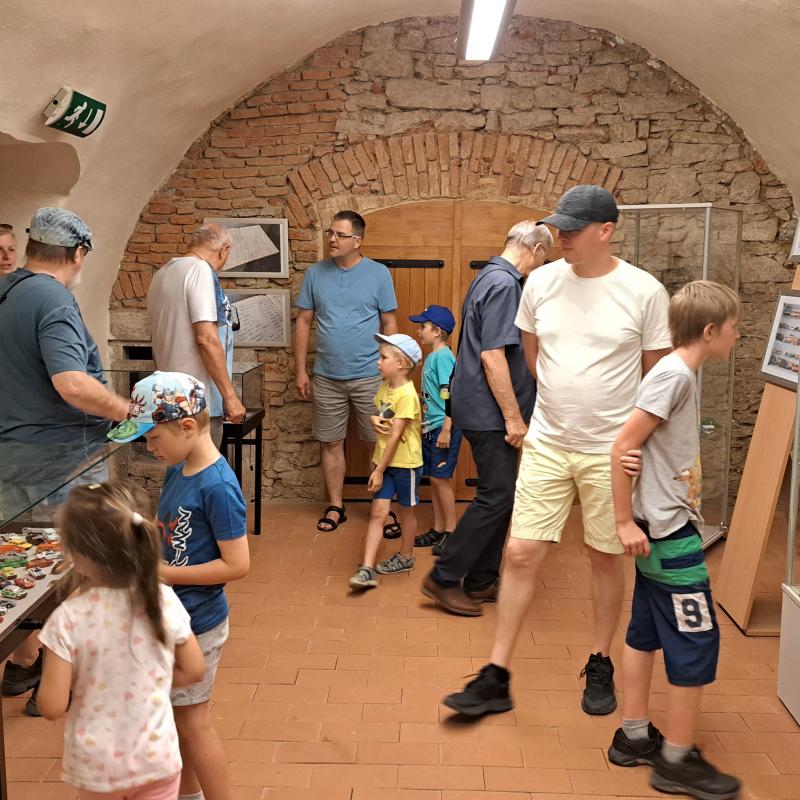 Komentovaná prehliadka výstavy Angličáky našich otcov a dedov