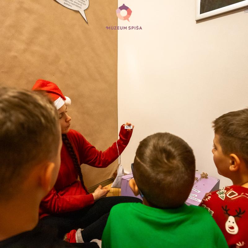 Vianoce s elfom v múzeu